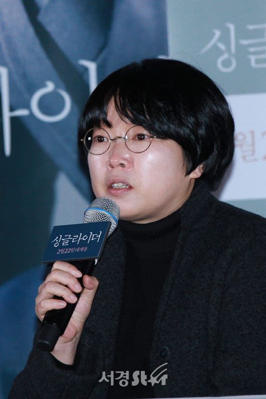 이주영 감독이 17일 오후 2시 서울 행당동 왕십리 CGV에서 열린 영화 ‘싱글라이더’ 언론시사회에 참석해 질의 응답 시간을 갖고 있다.