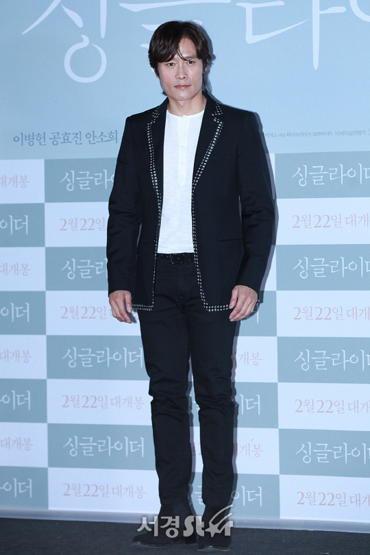 배우 이병헌이 17일 오후 2시 서울 행당동 왕십리 CGV에서 열린 영화 ‘싱글라이더’ 언론시사회에 참석해 포토타임을 갖고 있다.
