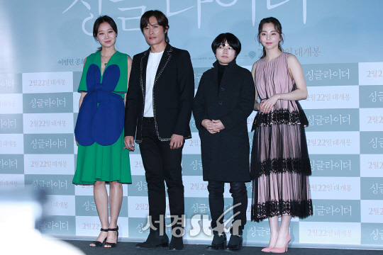 영화 ‘싱글라이더’ 주역들이 17일 오후 2시 서울 행당동 왕십리 CGV에서 열린 영화 ‘싱글라이더’ 언론시사회에 참석해 포토타임을 갖고 있다.