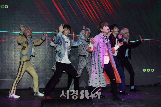 VAV가 17일 열린 첫 번째 싱글 앨범 ‘비너스(Dance with me)’ 쇼케이스에서 멋진 무대를 펼쳐 보이고 있다.