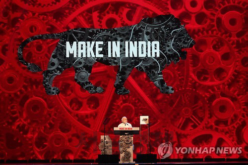 지난해 2월 인도 서부 마하라슈트르 주 뭄바이에서 제조업 활성화와 투자유치를 위해 열린 ‘메이크 인 인디아 위크’ 개막식에서 나렌드라 모디 인도 총리가 연설하고 있다./연합뉴스