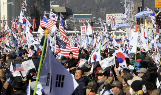 지난 11일 오후 서울 덕수궁 대한문 앞에서 탄핵무효 태극기 애국집회가 열리고 있다. / 연합뉴스