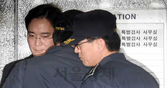 뇌물공여 등 혐의로 구속된 이재용 삼성전자 부회장이 18일 오후 호송차를 타고 서울 강남구 대치동 박영수 특검에 도착해 조사실로 향하고 있다.     이 부회장은 최순실 씨에게 제공한 자금의 대가성과 부정 청탁 여부를 집중적으로 조사받는다./이호재기자.s020792@sedaily.com