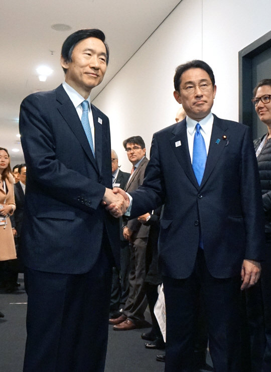 윤병세(왼쪽) 외교부 장관과 기시다 후미오(岸田文雄) 일본 외무상이 17일(현지시간) 독일 본에서 열린 한일 외교장관 회담에 앞서 회담장 밖에서 굳은 표정으로 악수하고 있다. /사진제공=외교부