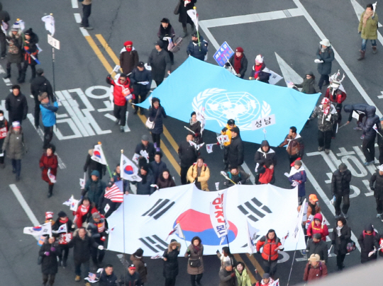18일 오후 서울 광장 인근에서 열린 제13차 탄핵기각 총궐기 국민대회에서 참가 시민들이 대통령 탄핵을 반대하며 거리 행진을 하고 있다. /연합뉴스