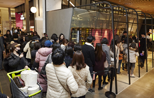 지난 14일 경기도 성남시 현대백화점 판교점에 위치한 베이크 치즈타르트 한국 5호점이 제품을 구입하기 위해 줄을 선 고객들로 북적이고 있다./사진제공= 베이크 치즈타르트