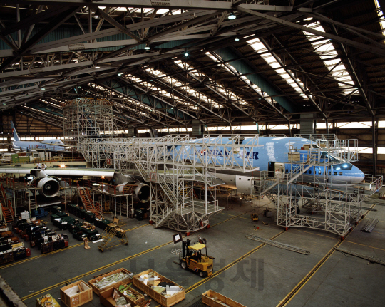 민항기 MRO(중정비) 공장에서 나란히 점검을 받고 있는 2대의 보잉 747-400. /사진제공=대한항공