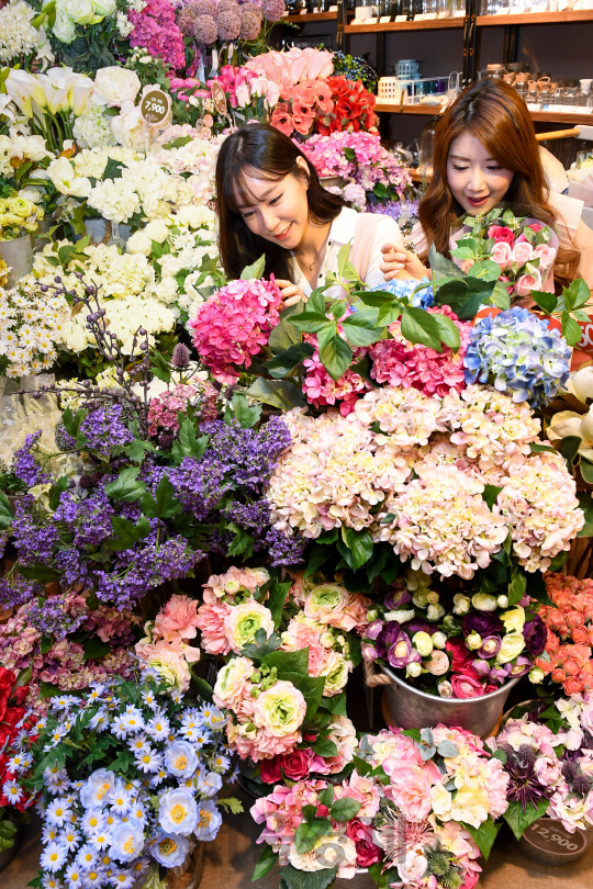19일 오전 서울 용산구 한강로동 아이파크몰 모던하우스에서 열린 '집안에 봄꽃을 들여놓으세요' 행사에서 모델들이 인테리어 꽃 상품들을 선보이고 있다./송은석기자songthomas@sedaily.com