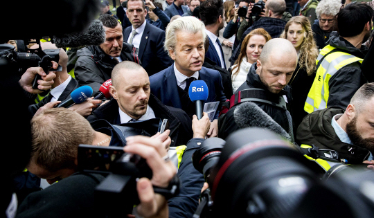 네덜란드 극우정당인 자유당(PVV)의 헤이르트 빌더르스(가운데) 대표. /스피이케니서=AP연합뉴스