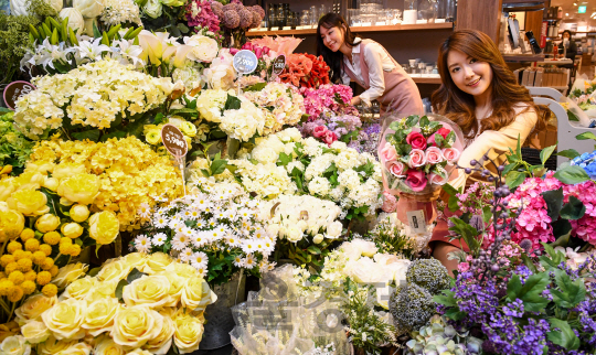 19일 오전 서울 용산구 한강로동 아이파크몰 모던하우스에서 열린 '집안에 봄꽃을 들여놓으세요' 행사에서 모델들이 인테리어 꽃 상품들을 선보이고 있다./송은석기자songthomas@sedaily.com
