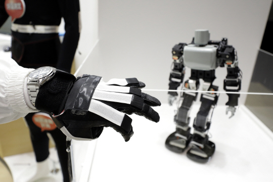 지난달 일본 도쿄에서 열린 ‘웨어러블 로봇’ 전시회에 출품된 로봇. /사진제공=블룸버그