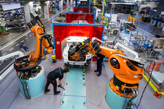 독일 브레멘 메르세데스벤츠 공장에서 근로자들이 산업로봇을 감독하며 자동차를 만들고 있다. /사진제공=블룸버그