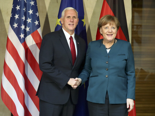 앙겔라 메르켈(오른쪽) 독일 총리가 18일(현지시간)독일 민휀안보회의에서 마이크 펜스 미국 부통령과 만나 악수하고 있다. /로이터연합뉴스