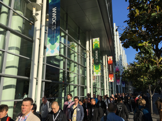 2015년 6월 미국 샌프란시스코 모스코니 센터 서관에서 열리는 애플의 세계 개발자 대회 ‘WWDC 2015’ 개막을 앞두고 참가자들이 입장을 기다리고 있다. /샌프란시스코=연합뉴스