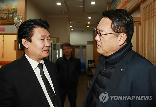 정용기 자유한국당 의원이 정진석 전 원내대표와 이야기하고 있다. /연합뉴스