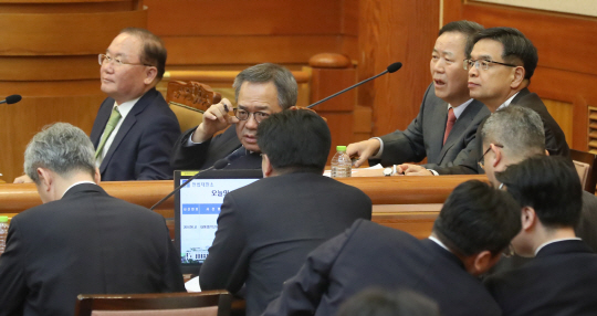 원로 법조인 영입 열 올리는 박 대통령 대리인단…전 대법관도 합류