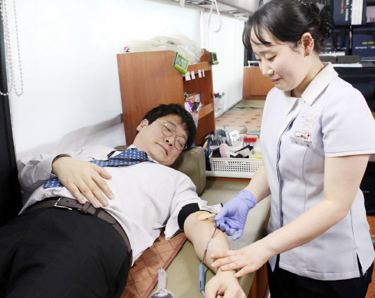 SK케미칼 직원이 ‘사랑의 헌혈’ 행사에 참여해 혈액을 기부하고 있다. /제공=SK케미칼