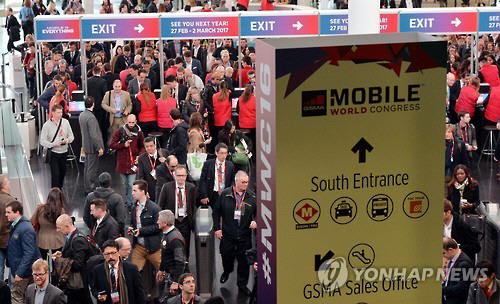 지난해스페인 바르셀로나에서 열린 세계 최대 이동통신박람회 ‘MWC 2016’  개막식 참가업체 관계자와 관람객들이 입장하고 있다. /서울경제DB