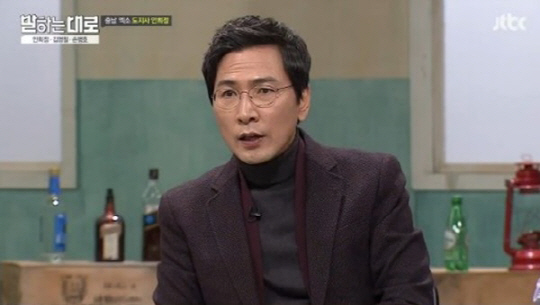 대선주자 중 한명인 안희정 충남지사가 TV프로그램에 출연해 이야기하고 있다. /JTBC 화면 캡처