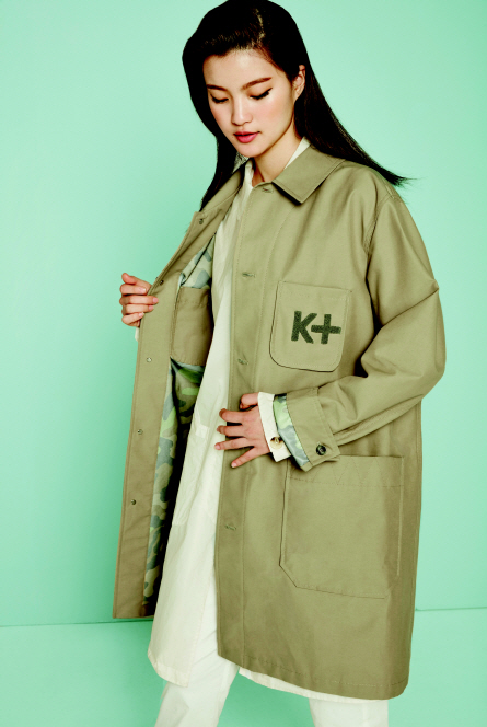 코오롱스포츠가 2015년부터 선보이고 있는 기능성 캐주얼 브랜드 ‘K+’의 코트를 입은 모델. /사진제공=코오롱스포츠