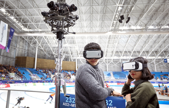20일 SK텔레콤 관계자들이 자사의 초고화질 실시간 360 가상현실(VR) 서비스인 ‘360 라이브(Live) VR’을 이용해 피겨스케이팅 경기를 관람하고 있다./사진제공=SK텔레콤