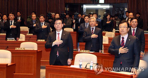 자유한국당 의원들이 20일 오전 국회에서 열린 의원총회에서 국기에 대한 경례를 하고 있다. /연합뉴스