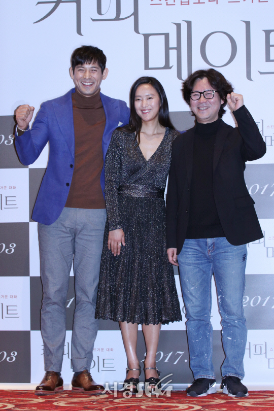 20일 열린 영화 ‘커피 메이트’ 언론시사회에 참석한 출연배우들이 포토타임을 갖고 있다.