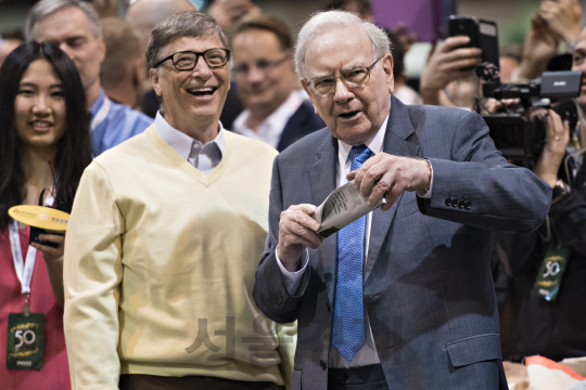 지난 2015년 5월 2일 네브라스카주 오마하에서 열린 50주년 버크셔해서웨이 주주총회에 참석한 워런 버핏(오른쪽) 버크셔 해서웨이 회장과 빌 게이츠 MS 창업주. /블룸버그