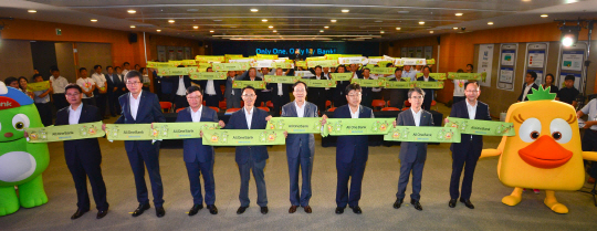 김용환(오른쪽 네번째) 농협금융 회장과 임직원들이 지난해 8월 열린 금융지주공동 모바일 플랫폼 ‘올원뱅크’ 선포식에서 플래카드를 들어보이고 있다. /사진제공=농협금융