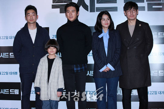 영화 ‘루시드드림’ 배우들이 20일 오후 서울 강남구 삼성동 메가박스 코엑스에서 열린 영화 ‘루시드 드림’ VIP시사회에 참석해 포토타임을 갖고 있다.
