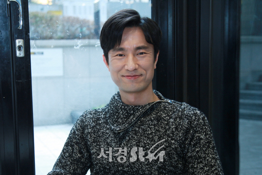 배우 김병철이 인터뷰 전 포토타임을 갖고 있다.
