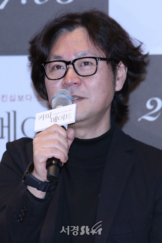 이현하 감독이 20일 열린 영화 ‘커피 메이트’ 언론시사회에 참석해 인사말을 하고 있다.