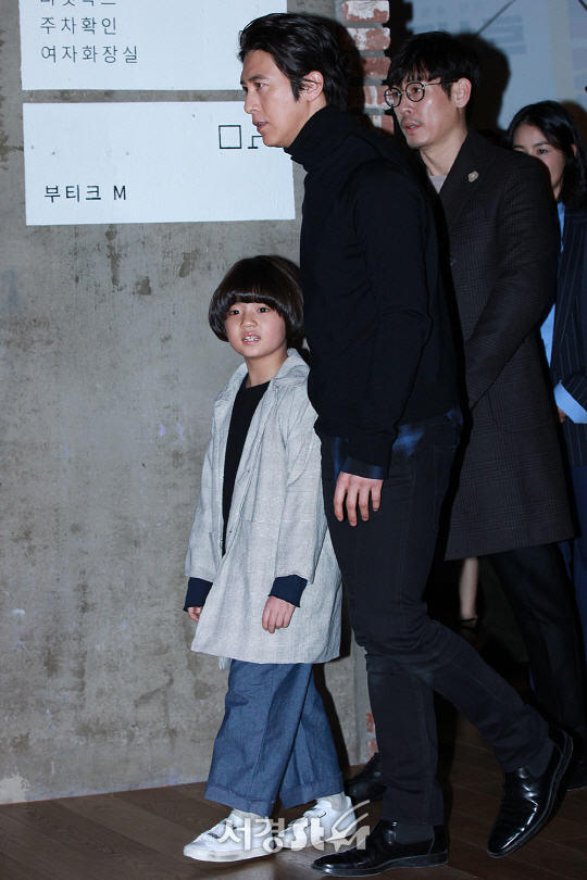 배우 고수가 20일 오후 서울 강남구 삼성동 메가박스 코엑스에서 열린 영화 ‘루시드 드림’ VIP시사회에 참석해 포토타임을 갖고 있다.
