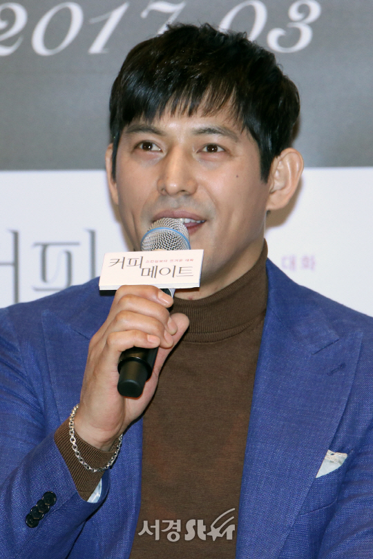 배우 오지호가 20일 열린 영화 ‘커피 메이트’ 언론시사회에 참석해 인사말을 하고 있다.
