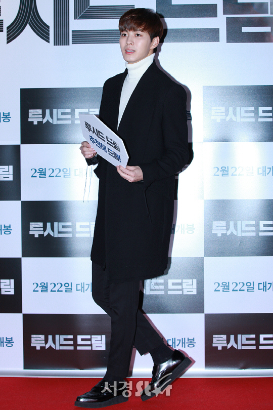 배우 빅스의 홍빈이 20일 오후 서울 강남구 삼성동 메가박스 코엑스에서 열린 영화 ‘루시드 드림’ VIP시사회에 참석해 포토타임을 갖고 있다.