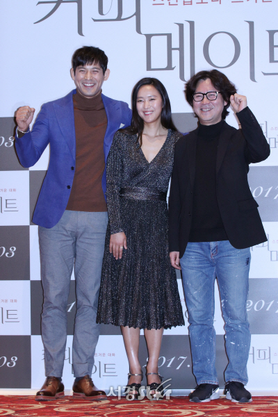 20일 열린 영화 ‘커피 메이트’ 언론시사회에 참석한 출연배우들이 포토타임을 갖고 있다. / 사진 = 오훈 기자