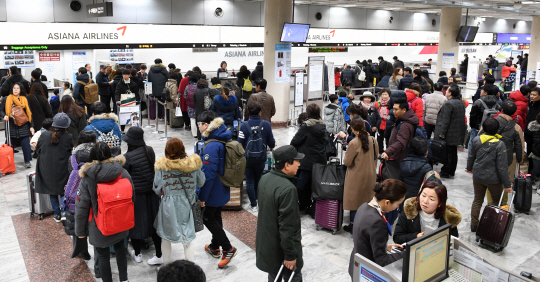 20일 새벽 아시아나항공 홈페이지(http://flyasiana.com)가 익명의 해커집단으로부터 해킹을 당한 가운데 이날 오전 서울 김포공항 아시아나항공 카운터가 항공권을 발권하려는 승객들로 붐비고 있다./권욱기자