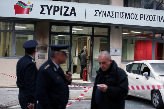 화염병 공격을 받은 그리스 집권당 시리자 건물/그리스=EPA연합뉴스