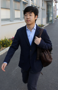 김정남의 아들 김한솔이 지난 2013년 8월 대학에 등교하는 모습.  /연합뉴스