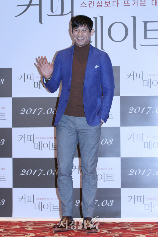 배우 오지호가 20일 열린 영화 ‘커피 메이트’ 언론시사회에 참석해 포토타임을 갖고 있다.