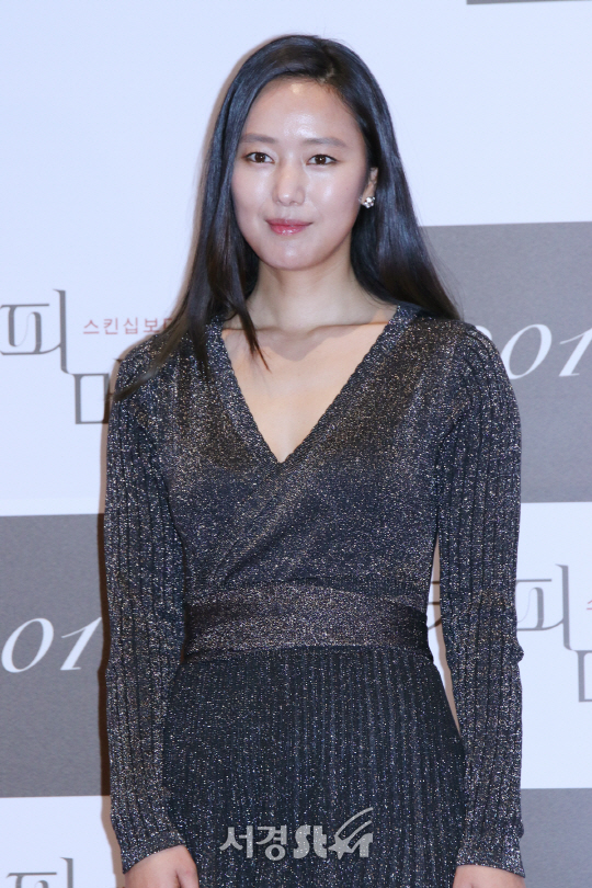 배우 윤진서가 20일 열린 영화 ‘커피 메이트’ 언론시사회에 참석해 포토타임을 갖고 있다.