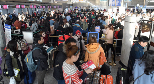설 연휴를 앞두고 인천공항이 출국객들로 붐비고 있다./이호재기자