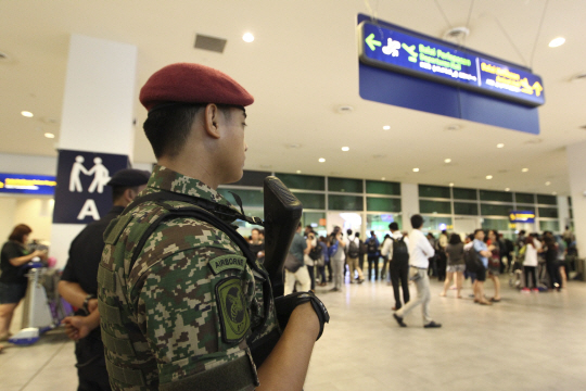 김정남이 피살된 말레이시아 쿠알라룸푸르 국제공항에서 군경이 경비를 서고 있다./AP연합뉴스