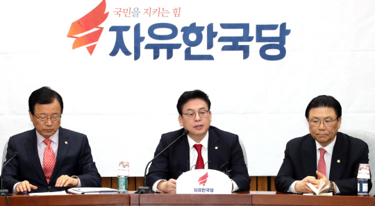 정우택(가운데) 자유한국당 원내대표가 21일 오전 국회에서 열린 원내대책회의에서 발언하고 있다./ 연합뉴스
