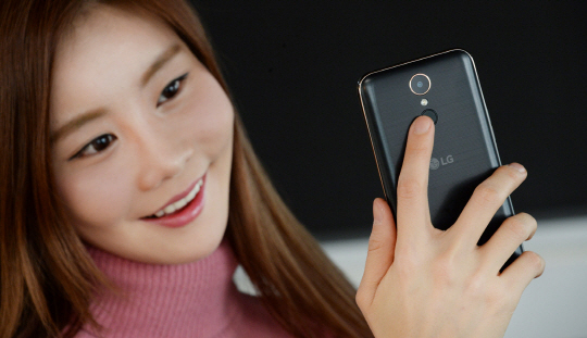 LG전자 '31만원' 스마트폰 'X400' 출시…핑커터치 기능 탑재