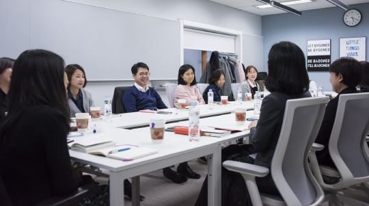 SK네트웍스는 2월부터 매주 리더와 구성원간 상호존중에 기반한 수평적 소통문화 정착을 위해 총 4개로 구성된 포럼을 진행한다고 21일 밝혔다. 사진은 4개 포럼 중 하나인 W포럼에서 박상규 사장과 구성원들이 토론하는 모습.  /사진제공=SK네트웍스