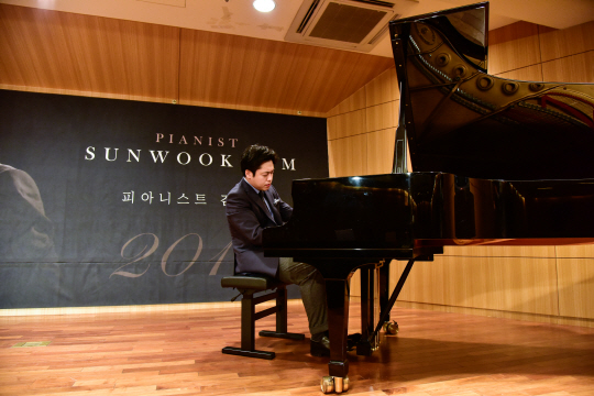 피아니스트 김선욱이 21일 서울 광화문 문호아트홀에서 열린 기자간담회에서  베토벤의 비창을 연주하고 있다. /사진제공=빈체로