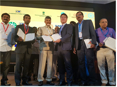 서호석 MCNS 인도 법인장(왼쪽 네 번째)이 1월 28일 나라 찬드라바부 나이두 안드라프라데시州 수상과 양해각서를 체결하고 기념 촬영을 하고 있다. /사진제공=SKC