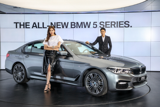 BMW 모델이 21일 서울 삼성동 파르나스타워에서 7년만에 완전변경돼 출시된 뉴 5시리즈를 소개하고 있다./사진제공=BMW 코리아