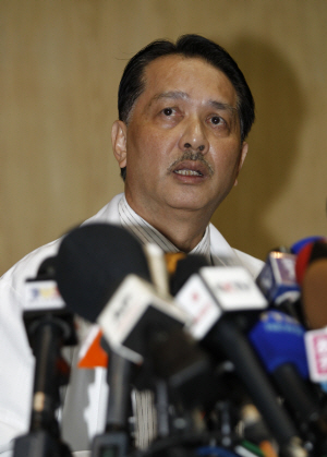 누르 히샴 압둘라 말레이시아 보건부 장관이 21일 쿠알라룸푸르 병원 강당에서 기자회견을 열고 김정남 시신 부검 결과를 설명하고 있다. /쿠알라룸푸르=AP연합뉴스